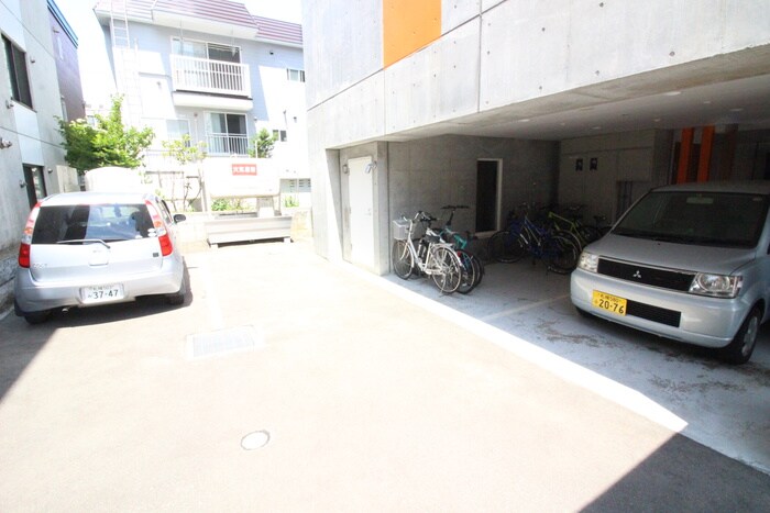 物件外観写真5　(駐車場)