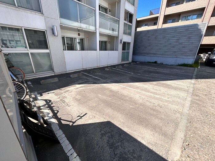 物件外観写真3　(駐車場)
