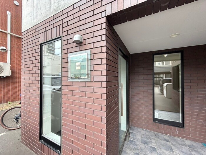 物件外観写真3　(エントランス部分)