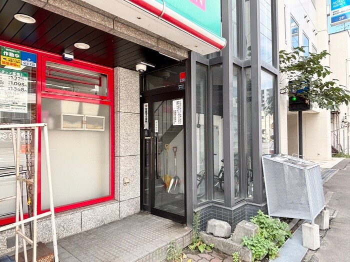 物件外観写真3　(エントランス部分)