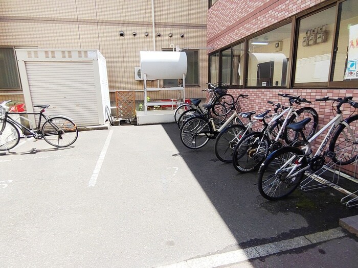 物件外観写真4　(駐輪場)