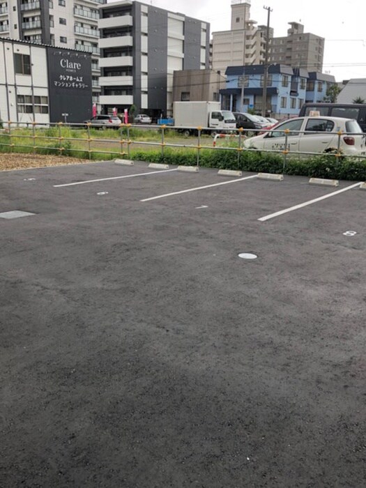 物件外観写真2　(駐車場)