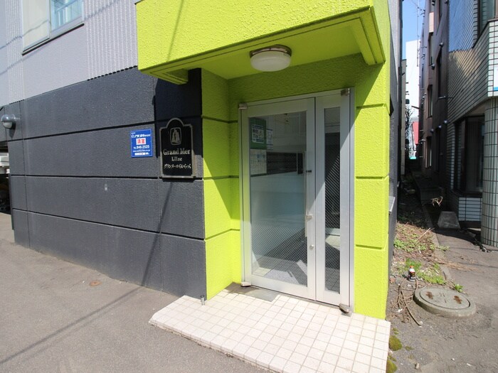 物件外観写真3　(エントランス部分)