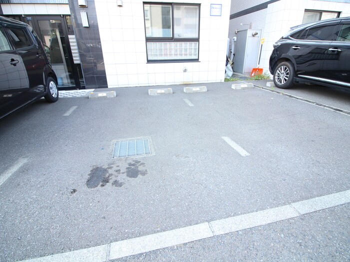 物件外観写真4　(駐車場)
