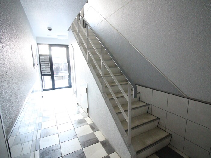 物件外観写真6　(エントランス部分)