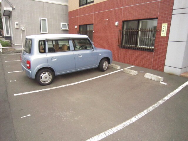 物件外観写真3　(駐車場)