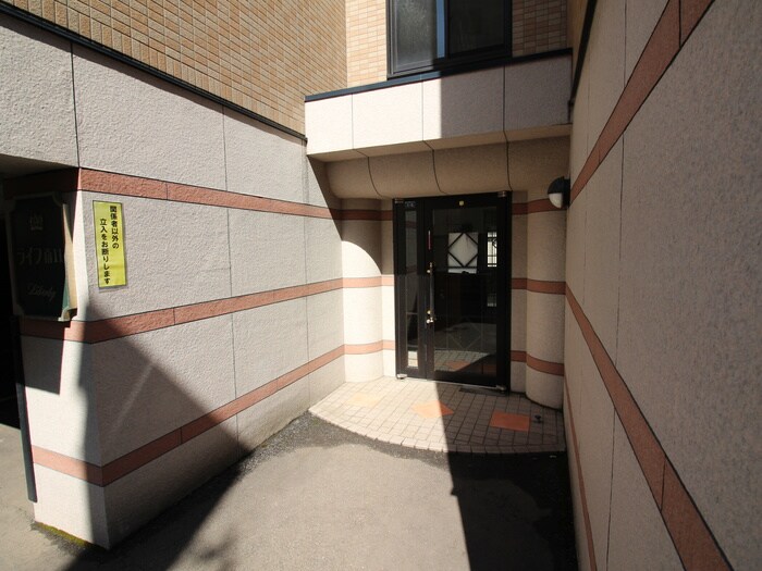 物件外観写真3　(エントランス部分)