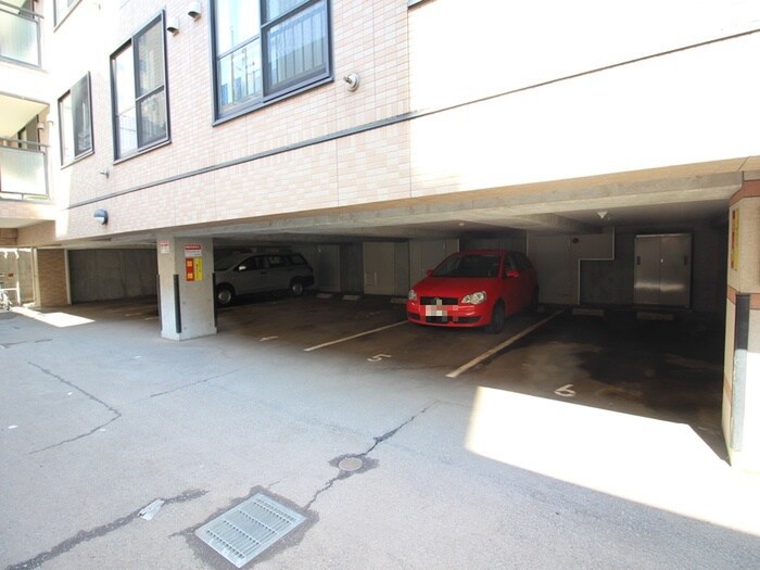 物件外観写真5　(駐車場)