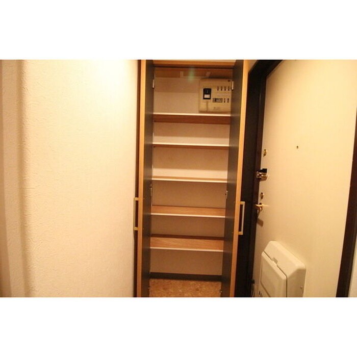 物件内観写真16　(玄関)