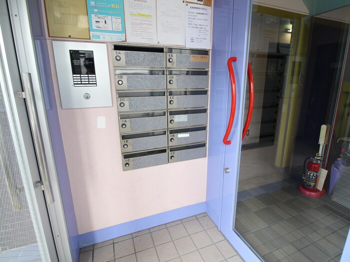 物件外観写真2　(エントランス部分)