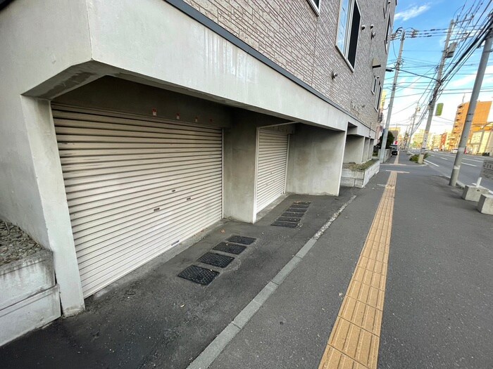 物件外観写真3　(駐車場)