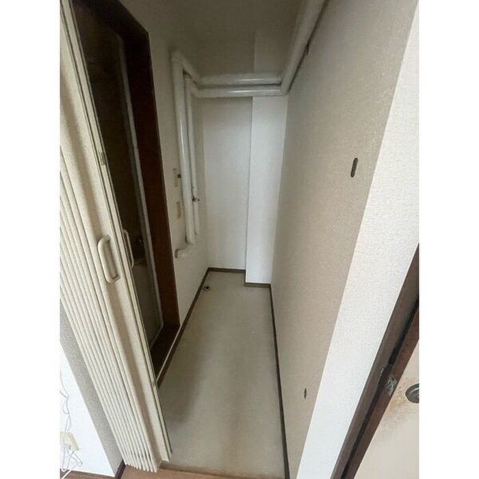 物件内観写真5　(洗濯機置場)