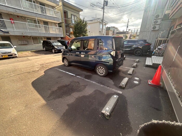 物件外観写真4　(駐車場)