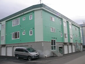 中のマンションＡ・Ｂ外観写真