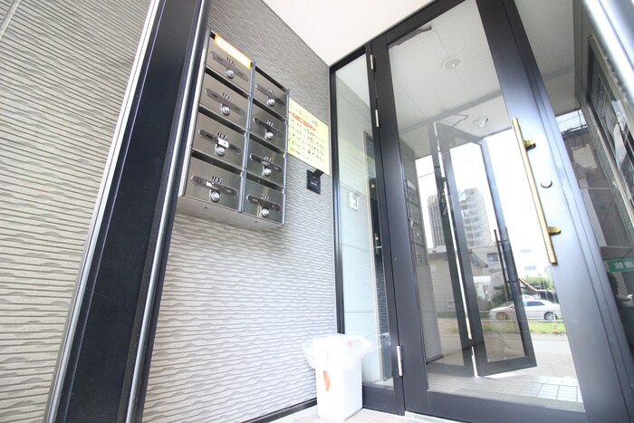 物件外観写真3　(エントランス部分)