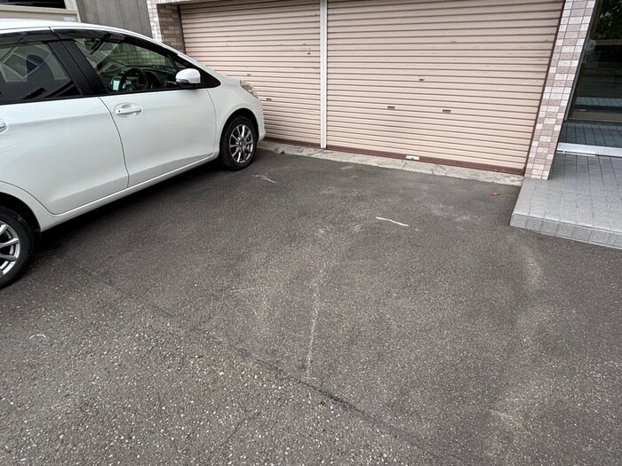 物件外観写真5　(駐車場)