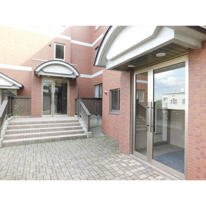 物件外観写真3　(エントランス部分)