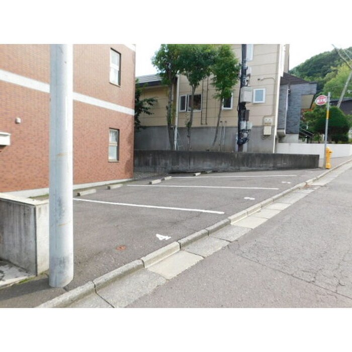 物件外観写真5　(駐車場)