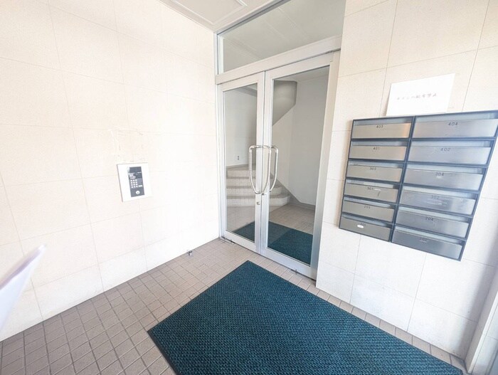 物件外観写真3　(エントランス部分)