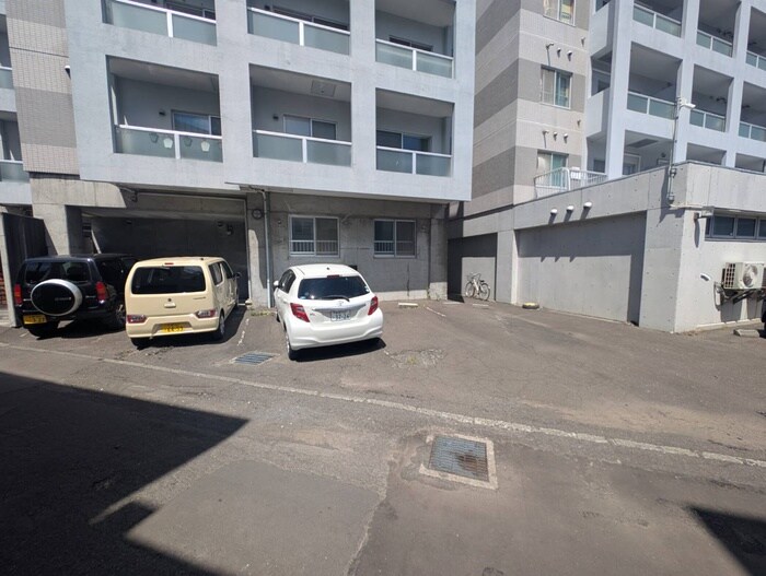物件外観写真6　(駐車場)