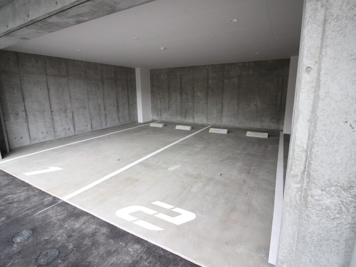 物件外観写真2　(駐車場)