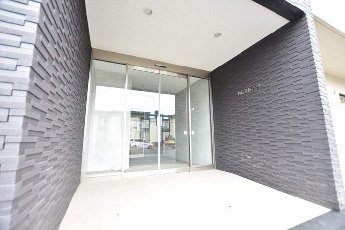 物件外観写真4　(エントランス部分)