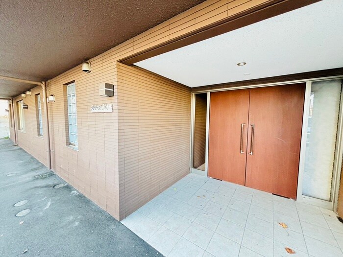 物件外観写真2　(エントランス部分)