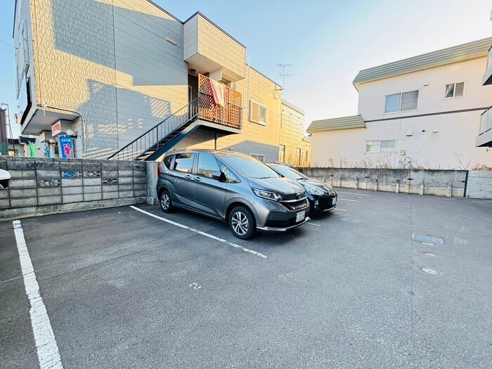 物件外観写真4　(駐車場)