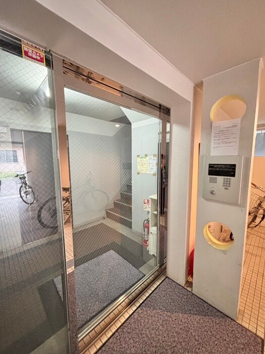 物件外観写真3　(エントランス部分)
