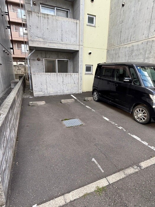 物件外観写真5　(駐車場)