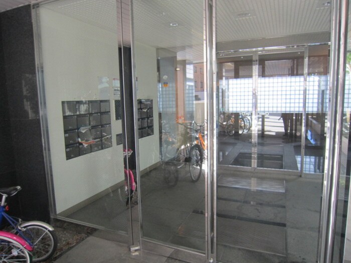 物件外観写真3　(エントランス部分)