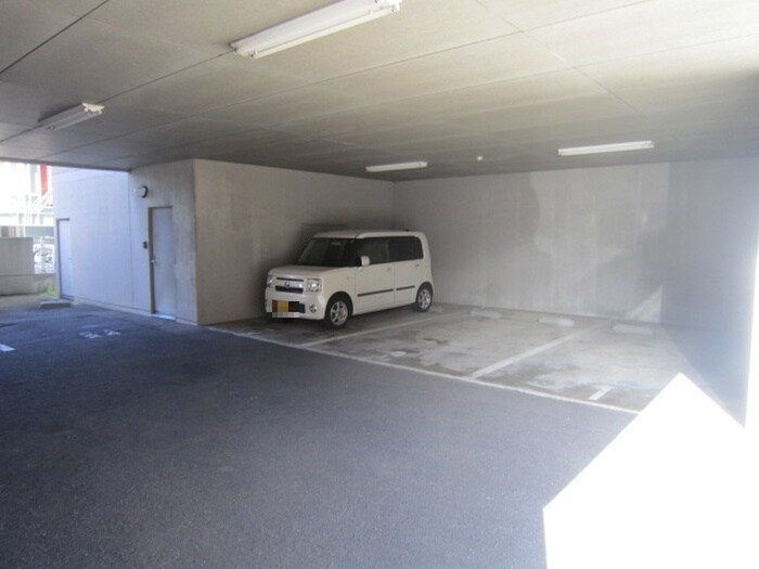 物件外観写真4　(駐車場)