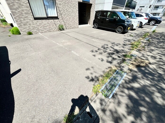物件外観写真3　(駐車場)