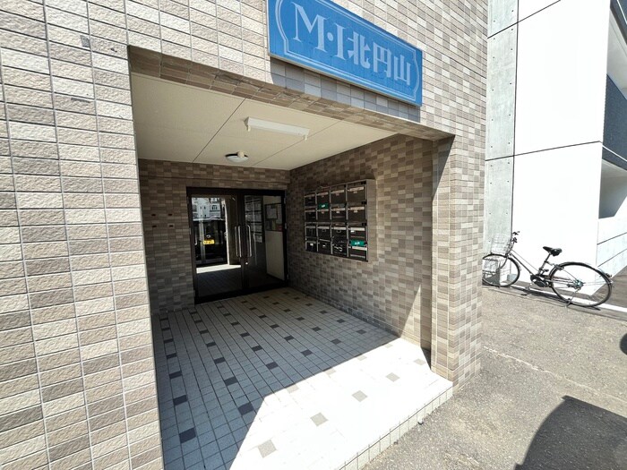 物件外観写真4　(エントランス部分)