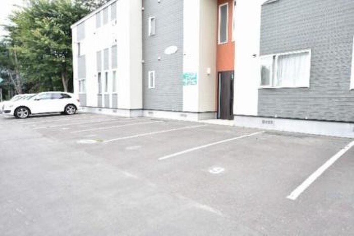 物件外観写真6　(駐車場)