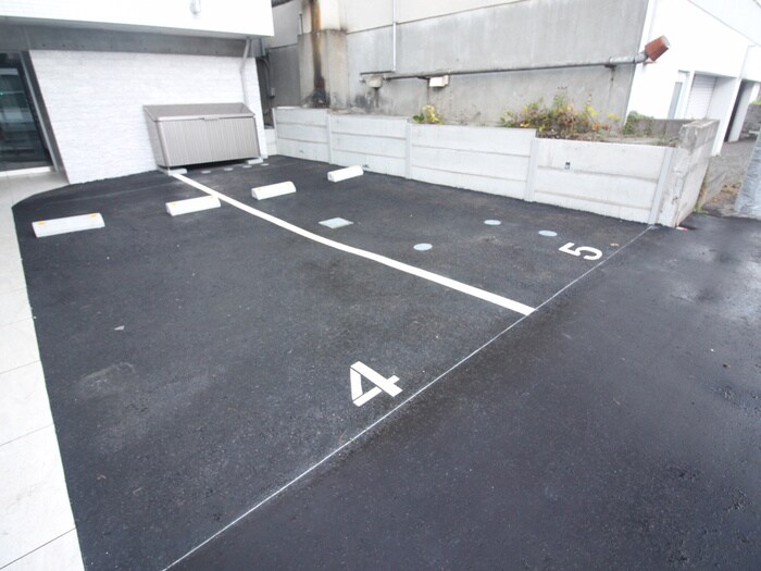 物件外観写真3　(駐車場)