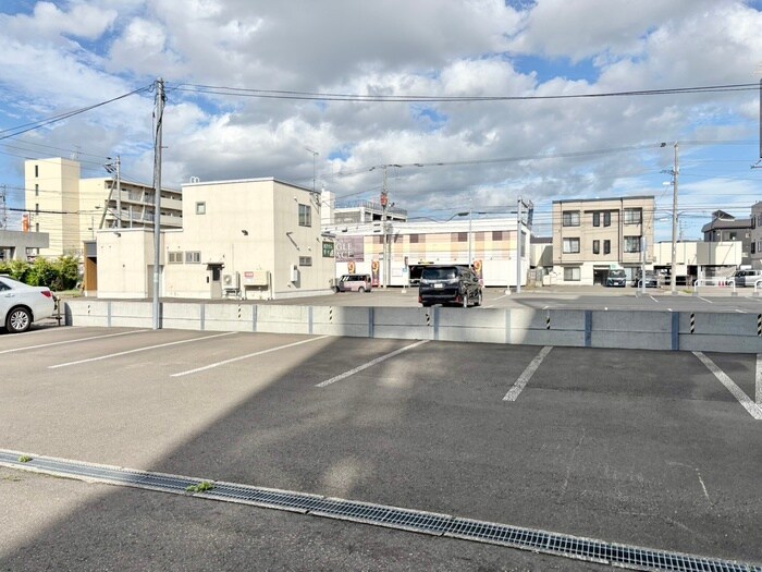 物件外観写真3　(駐車場)