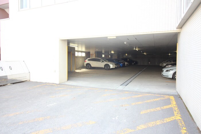 物件外観写真6　(駐車場)