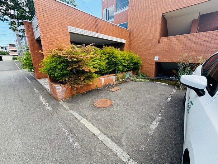 物件外観写真4　(駐車場)