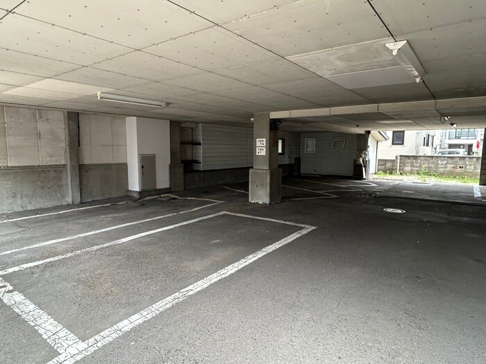 物件外観写真6　(駐車場)