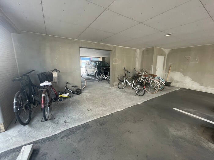 物件外観写真4　(駐輪場)