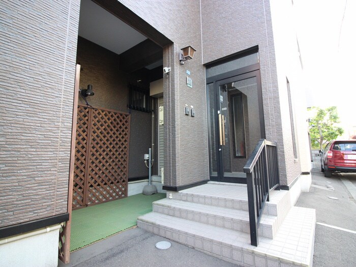 物件外観写真3　(エントランス部分)