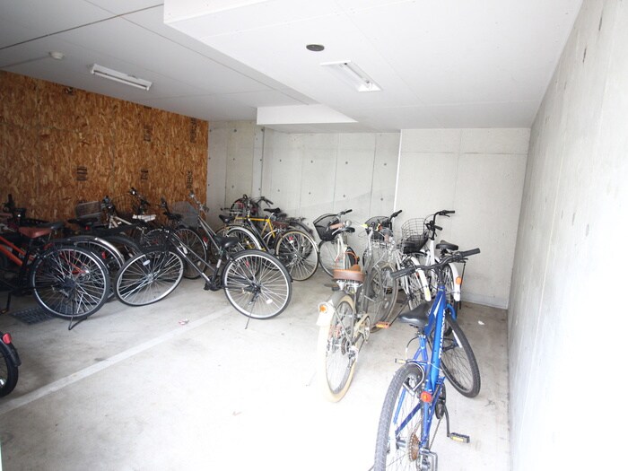 物件外観写真3　(駐輪場)