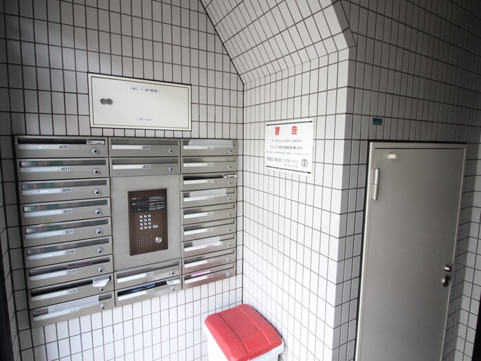 物件外観写真4　(エントランス部分)