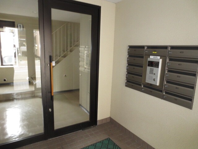 物件外観写真3　(エントランス部分)