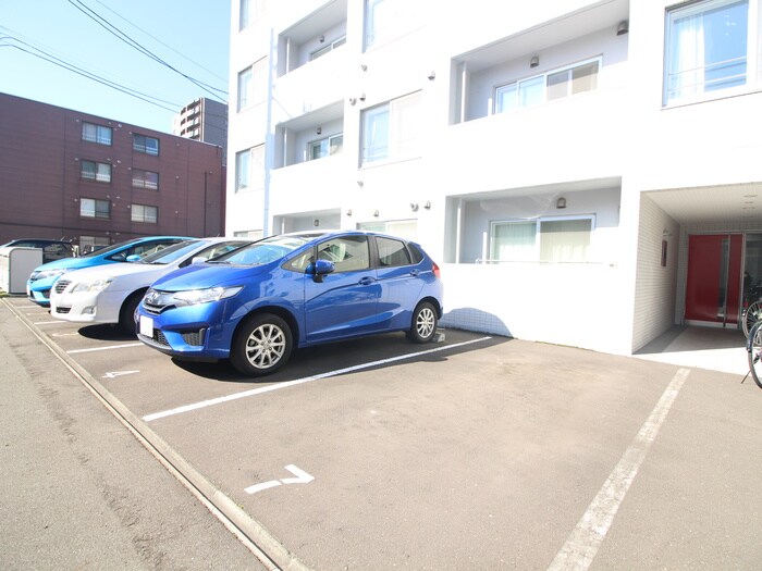 物件外観写真4　(駐車場)