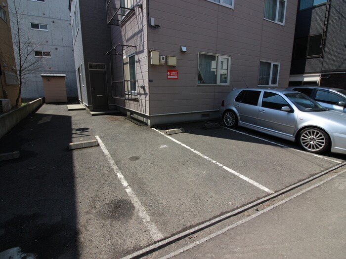 物件外観写真2　(駐車場)