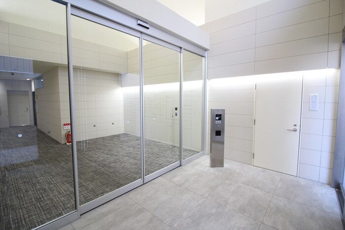 物件外観写真5　(エントランス部分)