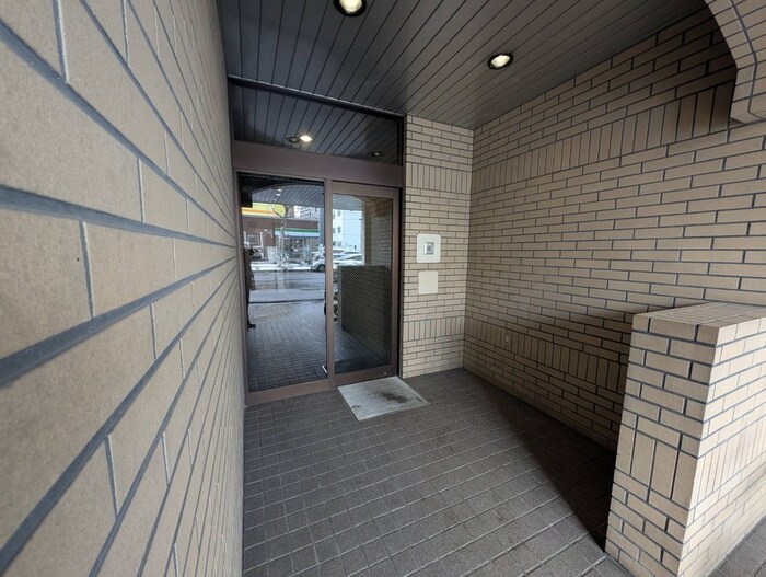 物件外観写真3　(エントランス部分)