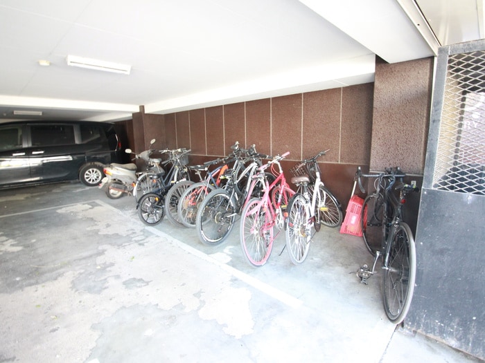物件外観写真4　(駐輪場)